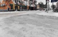 Коммунальщики убирают снег, перебрасывая его на другую сторону проезжей части