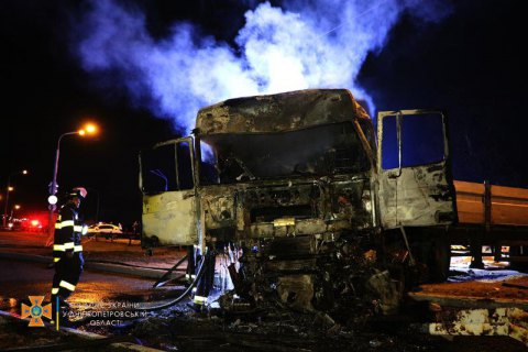 ​На дніпропетовщині сталася смертельна ДТП з чотирьма вантажівками, одна з них згоріла