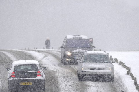 Снігопади у Великобританії заблокували рух транспорту
