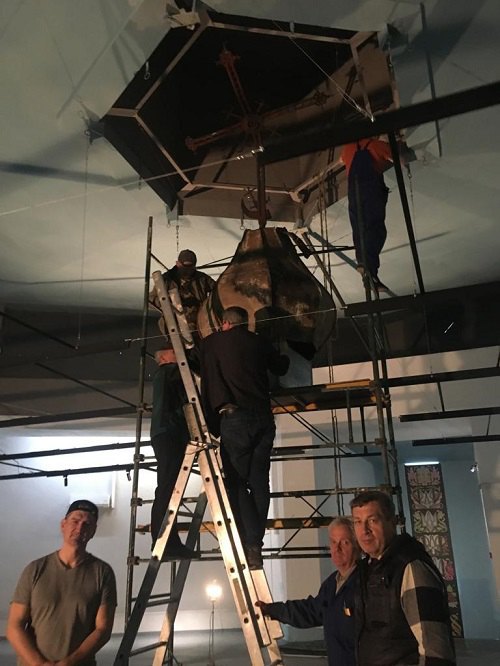 Монтаж купола командою Музею війни на чолі з генеральним директором Юрієм Савчуком (виставка “Україна - Розп’яття”, травень 2022)