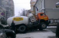 В центре Киева бетономешалка провалилась под землю