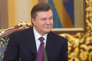 ​Янукович присвоил звание "Мать-героиня" более 8 тысячам женщин