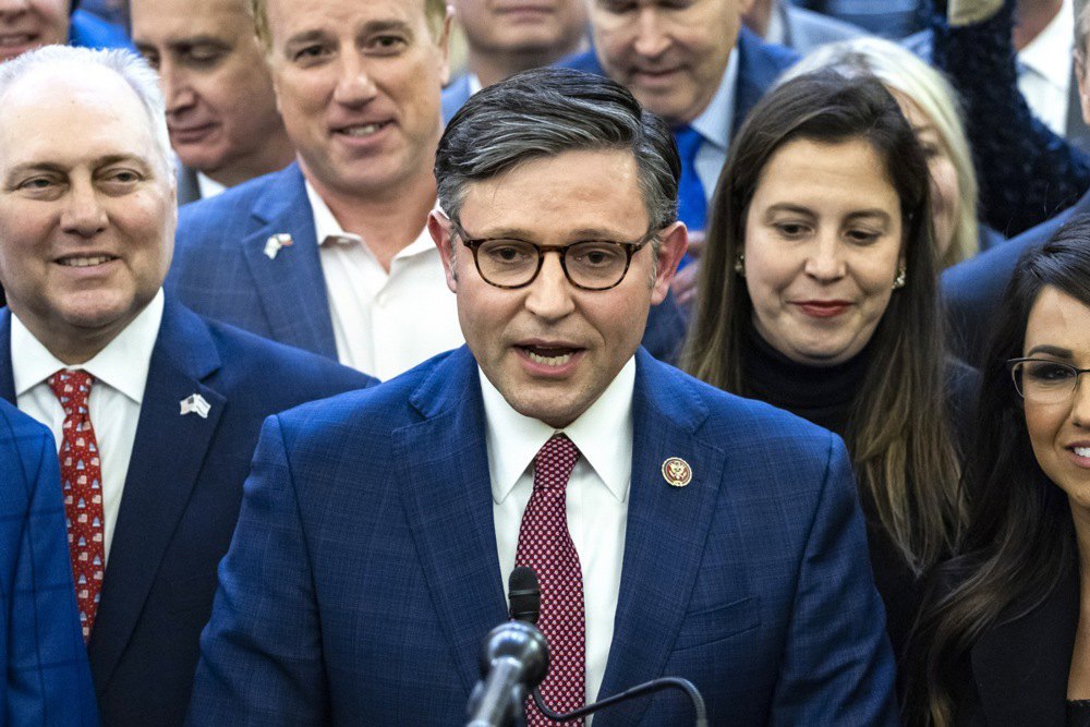 Республіканець від Луїзіани Майк Джонсон (в центрі) в оточенні своїх колег-республіканців після його обрання кандидатом на посаду спікера, Вашингтон, 24 жовтня 2023 року.