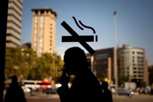 Парламент запретил курить в общественных местах
