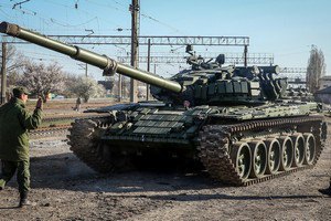 Під Луганськом йде бій: бойовики підтягують танки