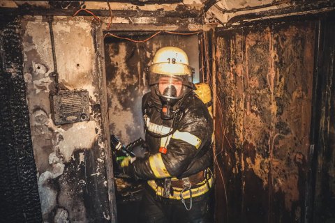 В Киеве мужчина во время пожара выпрыгнул с пятого этажа