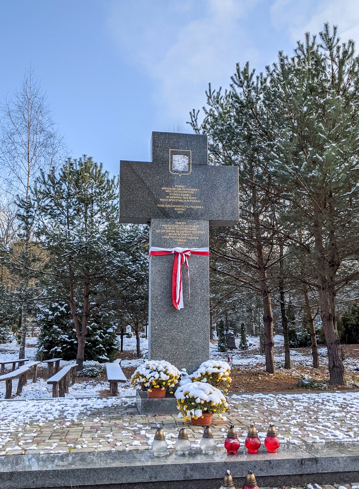 Памʼятник вбитим полякам на Волині.