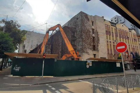 В Киеве начали демонтаж модернистского здания "Цветов Украины", работы остановили активисты (обновлено)