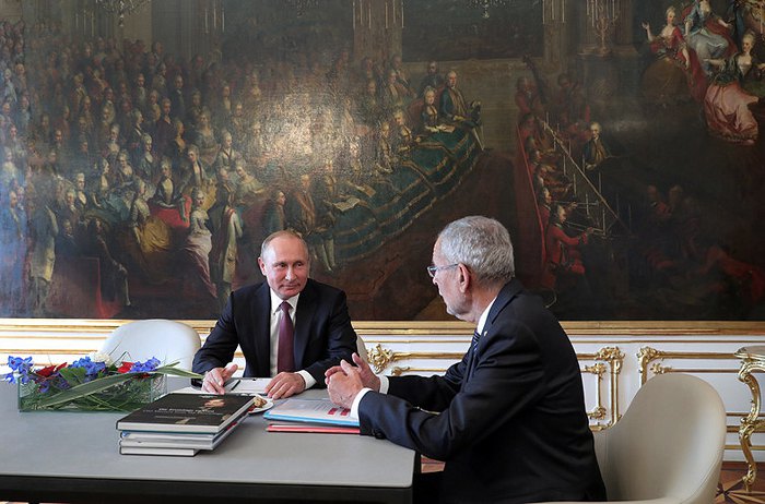 Федеральний президент Австрійської Республіки Александер Ван дер Беллен і президент РФ Володимир Путін під час переговорів у
палаці Гофбурґ у Відні, 2 червня 2018