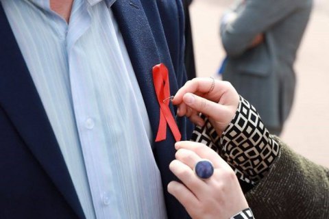 У Києві активісти та пацієнти з ВІЛ провели традиційну акцію біля меморіалу "Червона Стрічка"