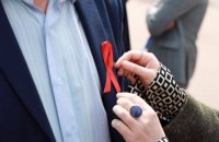 У Києві активісти та пацієнти з ВІЛ провели традиційну акцію біля меморіалу "Червона Стрічка"