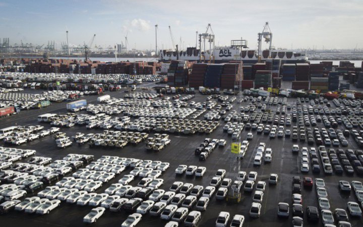 Через тарифи Трампа у портах ЄС простоюють тисячі транспортних засобів 