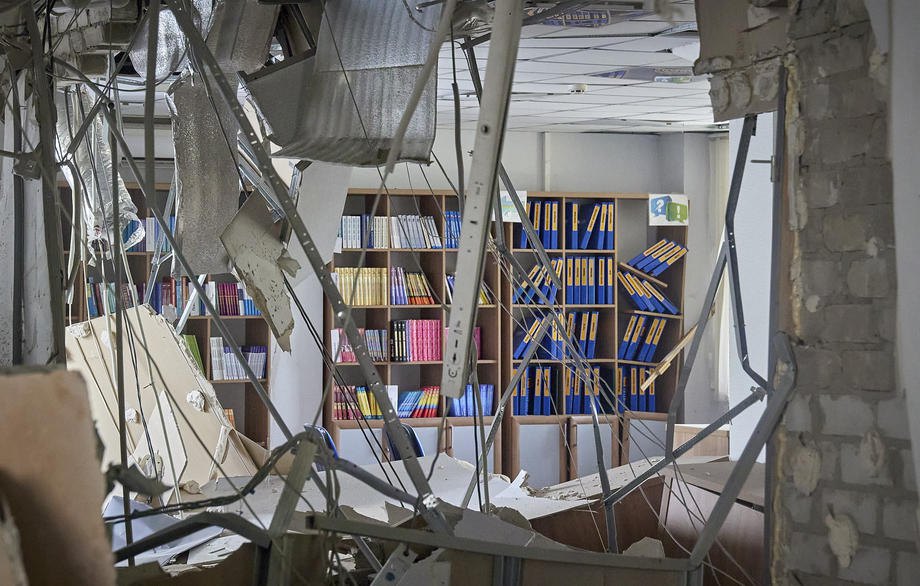 Зруйнований коледж після обстрілів м. Дергачі на Харківщині, 26 серпня 2022 р.