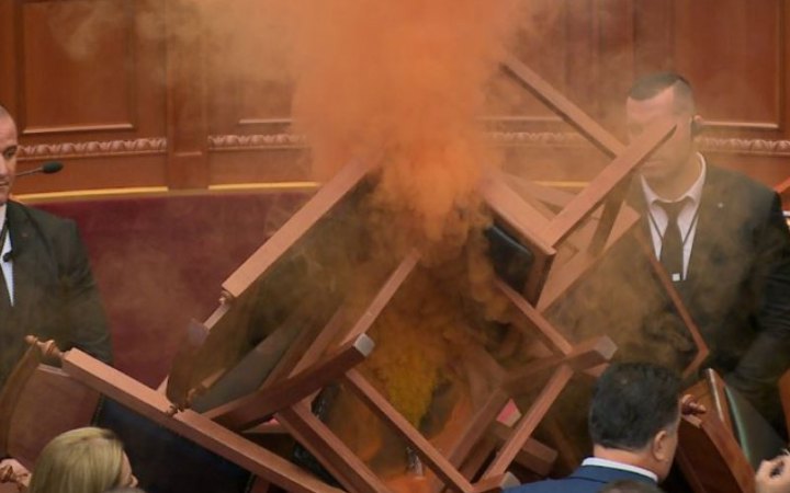 Албанські опозиційні депутати влаштували пожежу в парламенті 