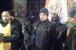 Тягнибок вывел на сцену Майдана парня, разбившего витрину
