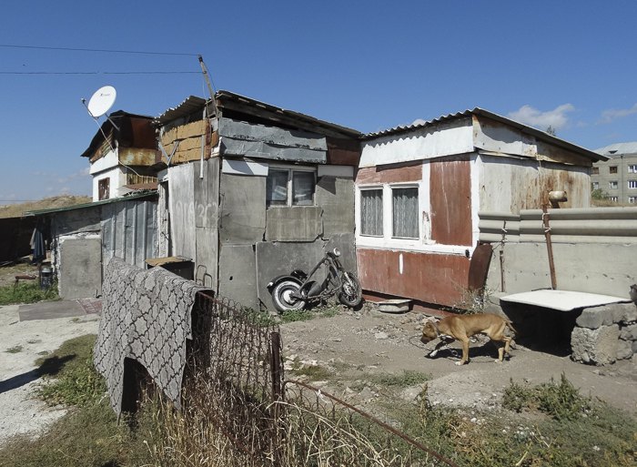 В таких домиках в Гюмри до сих пор живет более десяти тысяч человек