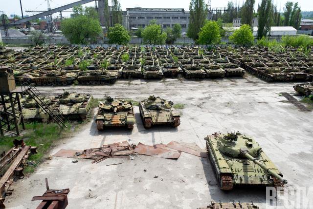 Склад танков Т-72b и Т-64 под открытым небом в Харькове на ХБТЗ 