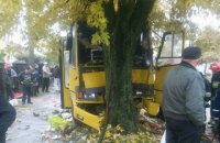 Маршрутка врезалась в дерево во Львове, в больницу попали 13 человек