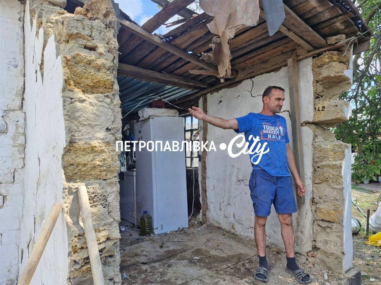 Чоловік у своєму знищеному будинку після атаки РФ