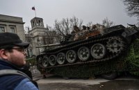Біля посольства РФ у Берліні виставили підбитий під Бучею російський танк