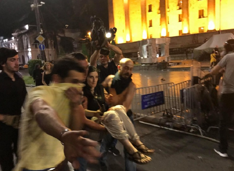 В Грузии массовые протесты из-за скандала с российским депутатом, полиция применила слезоточивый газ (ФОТО, ВИДЕО) 13