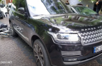 В центре Львова таможенник на Range Rover сбил полицейского