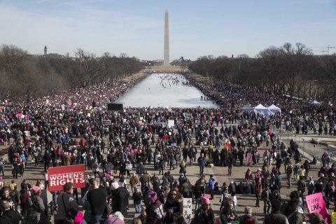 Более 100 тыс. человек приняли участие в "Марше женщин" в США, обвиняя Трампа в сексизме