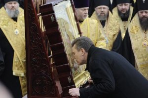 Литвин традиционно подарит Януковичу икону