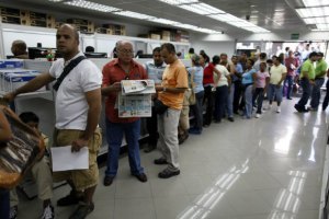 ​Жителям Венесуэлы запретили покупать продукты чаще двух раз в неделю