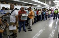 Жителям Венесуели заборонили купувати продукти частіше ніж двічі на тиждень