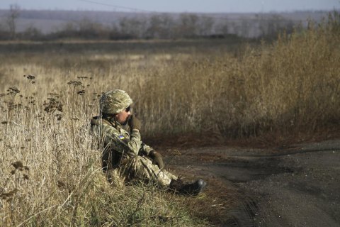 За сутки на Донбассе произошло пять обстрелов, ранен военный 