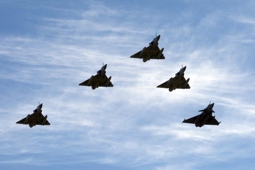 Винищувач ВПС Франції <i>Rafale</i> (внизу праворуч) разом з чотирма грецькими <i>Mirage 2000</i> на спільних військових навчаннях, Греція, 4 лютого 2021 року.
