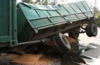 В Днепропетровске провалился грузовик с зерном