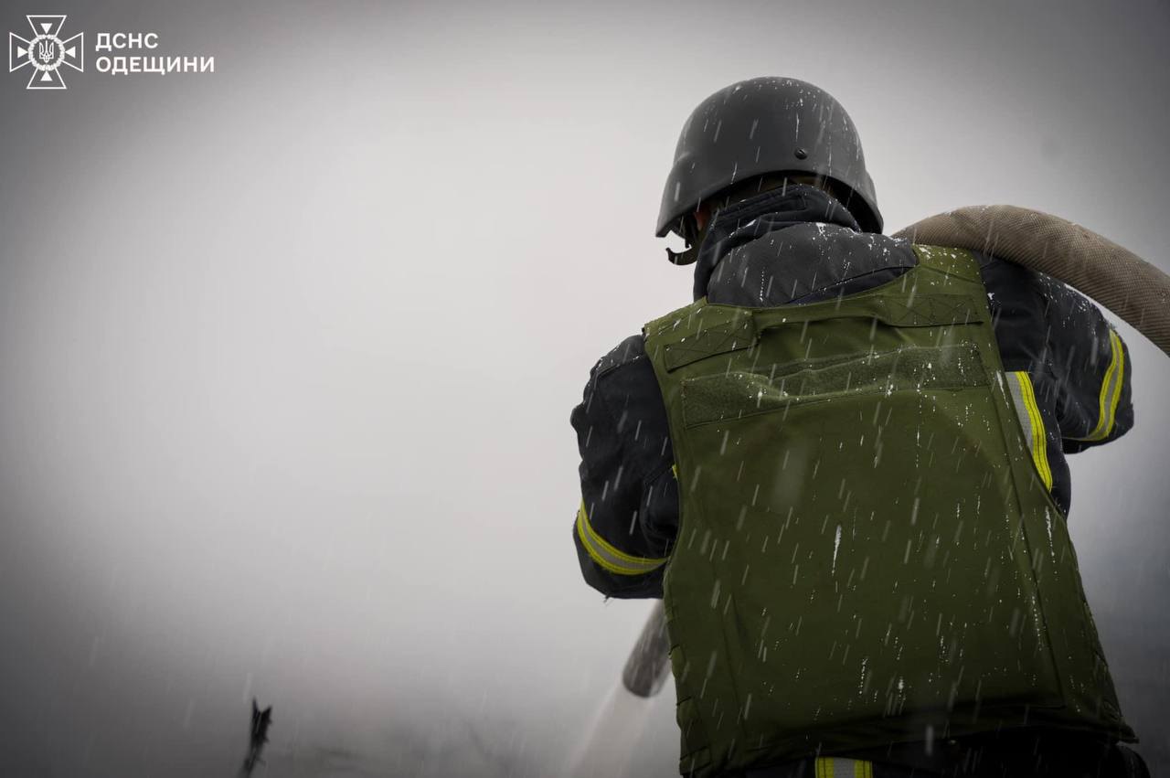 Рятувальники ліквідовують наслідки ударів по Одесі 