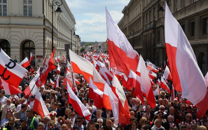 У Варшаві кандидати в президенти Польщі провели одночасно передвиборчі мітинги