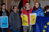 Украинцы пикетировали квартиру Ахметова в Лондоне
