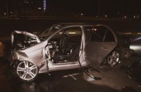 В Киеве Mercedes врезался в пристройку около ТЦ "Домосфера", водитель погиб