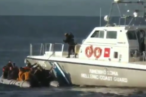 У Греції берегова охорона стріляла в море біля човна з мігрантами