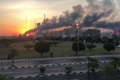 Саудівська Аравія удвічі скоротила видобуток нафти через атаки дронів на нафтові заводи