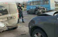 В Киеве водитель неосторожным маневром устроил ДТП из пяти машин