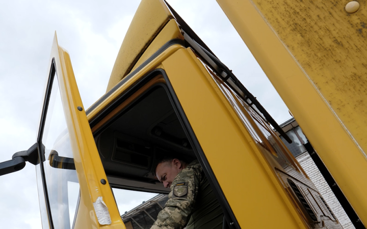 Бійці 72 бригади отримали від «Української команди» потужний 12-тонник з гідробортом