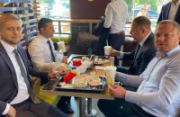 Зеленського під час візиту на Дніпропетровщину сфотографували в McDonald's 