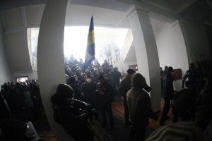 Вінницькі мітингувальники будують барикади перед ОДА