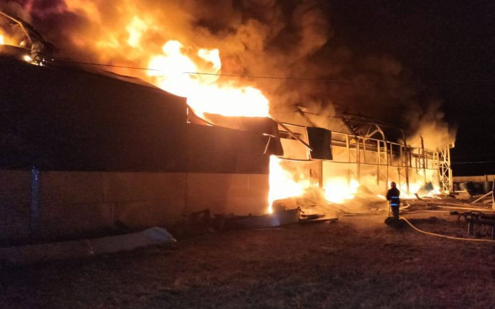 На Харківщині ворожий дрон влучив у цивільне підприємство, воно загорілося