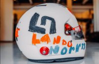 Гонщик Формули-1 подарував свій шолом шестирічній дівчинці, яка створила його дизайн