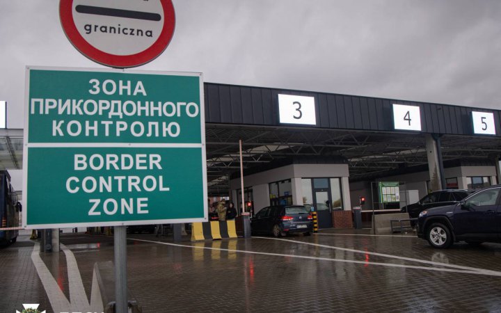 Через негоду тимчасово зупинили пропуск вантажівок у двох пунктах пропуску Закарпаття