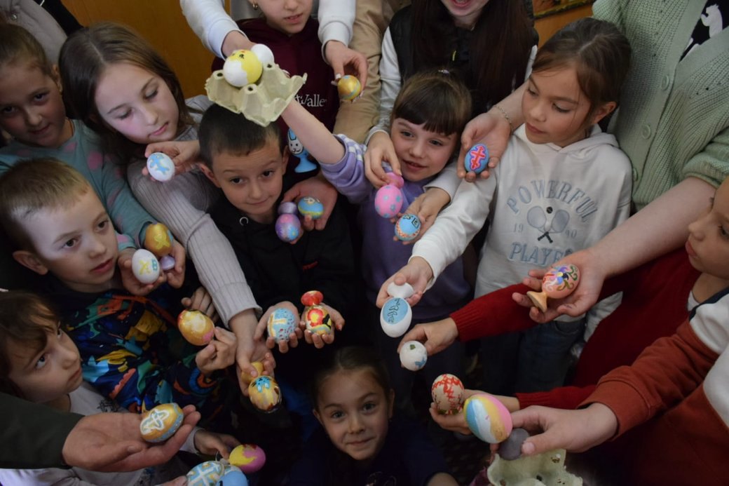 Діти разом з прикордонниками розписують великодні писанки, Ужгород.