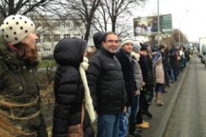 Тысячи украинцев идут живой цепью по трассе Киев-Чоп от Киева до границы ЕС