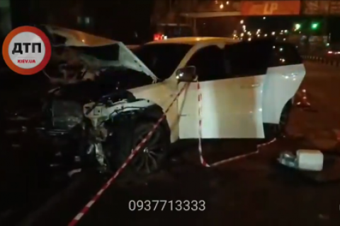 Ночью на проспекте Лобановского в Киеве BMW разбил пять автомобилей