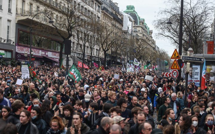 У Франції мільйонний протест минув з сутичками та арештами, анархістів відганяли світлошумовими гранатами